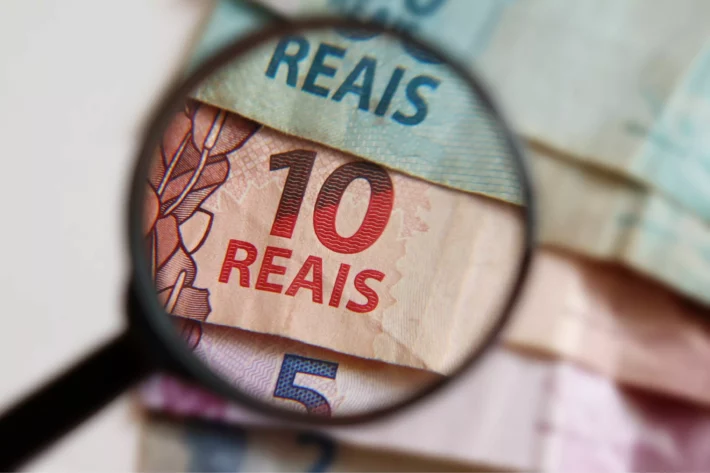 Identificar notas falsas. Foto: Adobe Stock