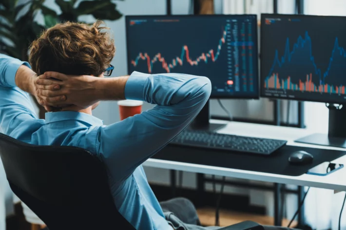 No mercado internacional, a mais conhecida corretora para investir no exterior é a Interactive Brokers (IBRK), que dá acesso a mais de 30 bolsas. (Imagem: InfiniteFlow em Adobe Stock)