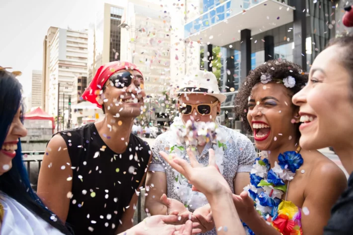 Veja como recuperar seus documentos e celular furtados ou perdidos no carnaval. (Foto: Adobe Stock)