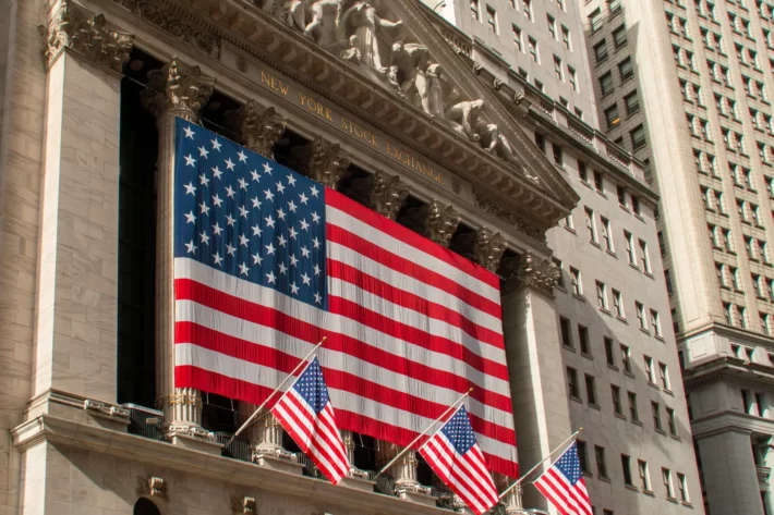 Risco de recessão nos EUA fez Nasdaq ter na segunda-feira (10) sua pior sessão desde 2022 e fica no radar do mercado financeiro hoje. (Foto: Adobe Stock)