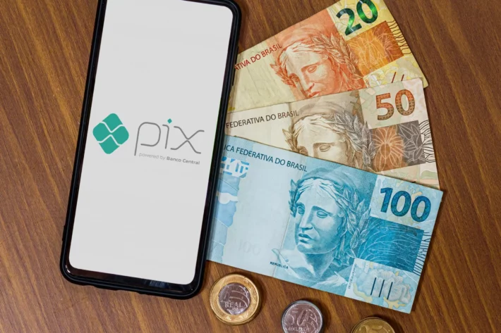 Imagem mostra celular com a logo do Pix, o sistema de pagamento do BC: veja como evitar golpes e fraudes e proteja sua conta (Foto: Adobe Stock)