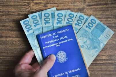 Trabalhadores com carteira assinada podem ganhar até R$ 2.424,11; saiba se você tem direito