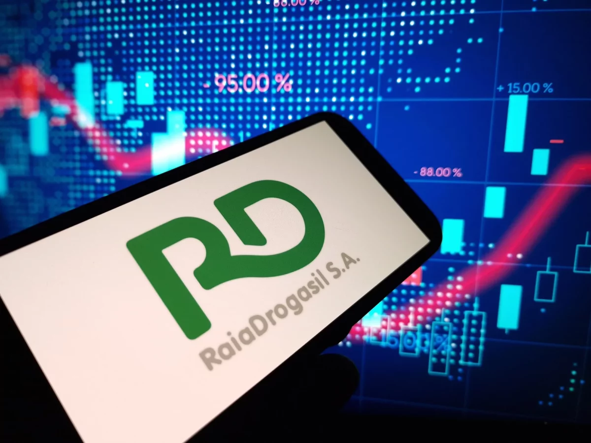 Ação da Raia Drogasil (RADL3) rompe resistência e pode subir a R$ 26, diz Ágora