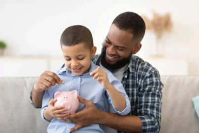 Como ensinar os filhos sobre educação financeira? Veja 3 dicas