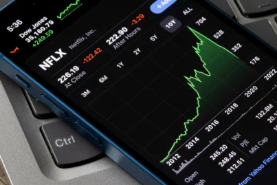 Netflix supera expectativas no 4T25, mas desaponta em projeções para o primeiro trimestre de 2026; ação cai 5%