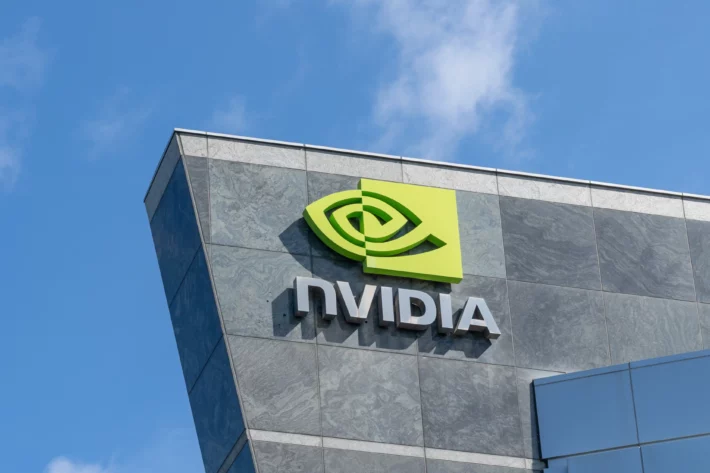 Investidores aguardam resultados da Nvidia, que podem trazer pistas sobre a disputa tecnol&oacute;gica entre Estados Unidos e China. (Foto: Adobe Stock)