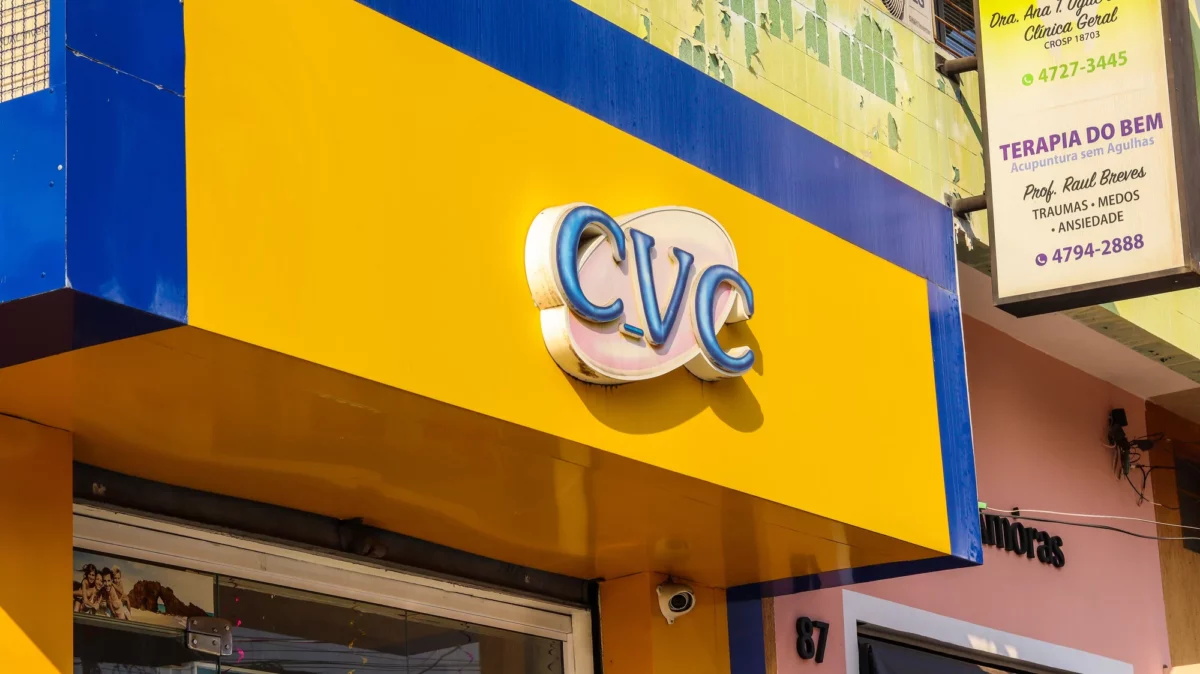 CVC reduz prejuízo para R$ 3,6 mi no 4T25, melhora de 71,6% em 12 meses
