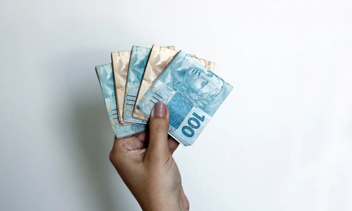 Calculadora do 13º salário 2025: veja quanto você vai receber na 1ª e na 2ª parcela