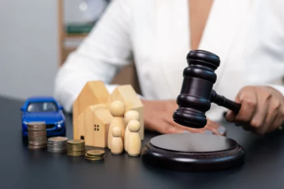 Objetos em miniatura simbolizando a sucessão de bens