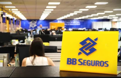 Placa com a logo da BB Seguridade (BBSE3) em ambiente corporativo.