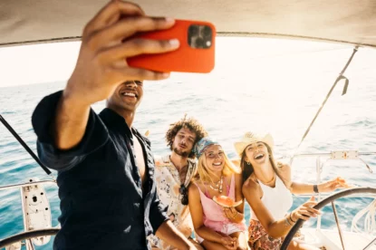 Grupo de jovens da Geração Z se divertem em lancha; gastos refletem a frustração da geração.