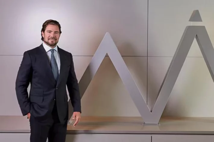 Daniel Vorcaro, dono do Banco Master, em frente à logo da empresa (Foto: divulgação)