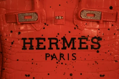 Revenda de bolsas de luxo esfria e muda planos da Geração Z; entenda