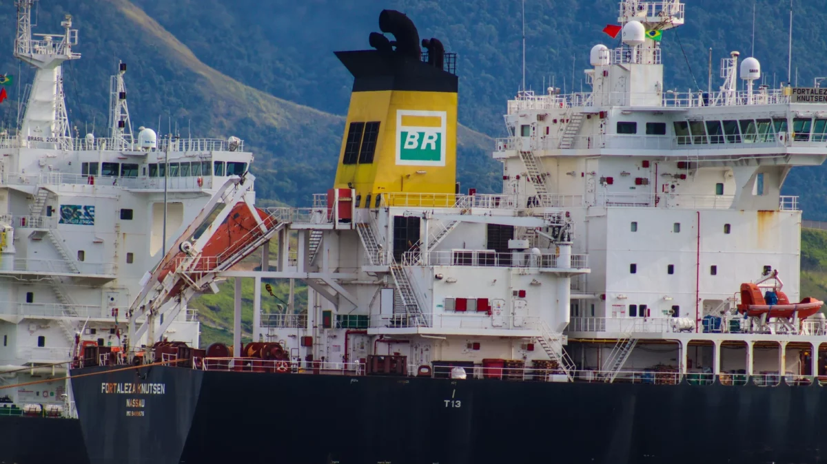 Petrobras (PETR3; PETR4) exerce preferência, fica com campos da Petronas e sobe na bolsa; Brava (BRAV3) cai mais de 3%