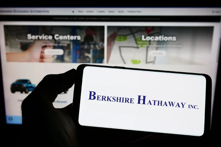 Warren Buffett afirma que poucos seguem sua estrat&eacute;gia porque ningu&eacute;m quer enriquecer devagar. &Agrave;s v&eacute;speras da aposentadoria, ele defende paci&ecirc;ncia e investimento em valor. (Imagem: Adobe Stock) 