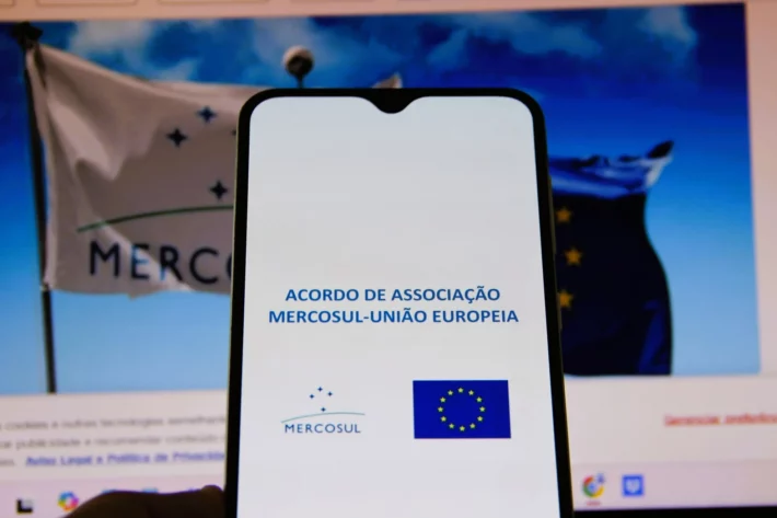 Bandeiras do Mercosul e da Uni&atilde;o Europeia: acordo comercial avan&ccedil;a politicamente e entra no radar do mercado como poss&iacute;vel vetor de mudan&ccedil;a na percep&ccedil;&atilde;o de risco do Brasil. (Foto: Adobe Stock)