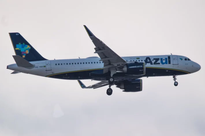 A Azul confirmou capta&ccedil;&atilde;o de US$ 1,37 bilh&atilde;o em oferta de exit financing, com taxa de 9,875%, passo final para encerrar o Chapter 11. (Imagem: Adobe Stock) 