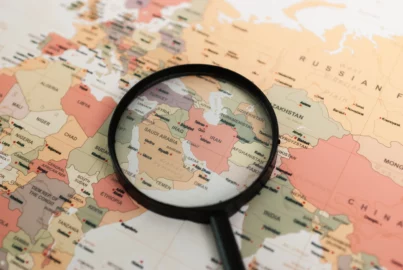 Bolsas globais caem com tensões no Oriente Médio; ações da Petrobras (PETR3; PETR4) sobem e limitam perdas do Ibovespa