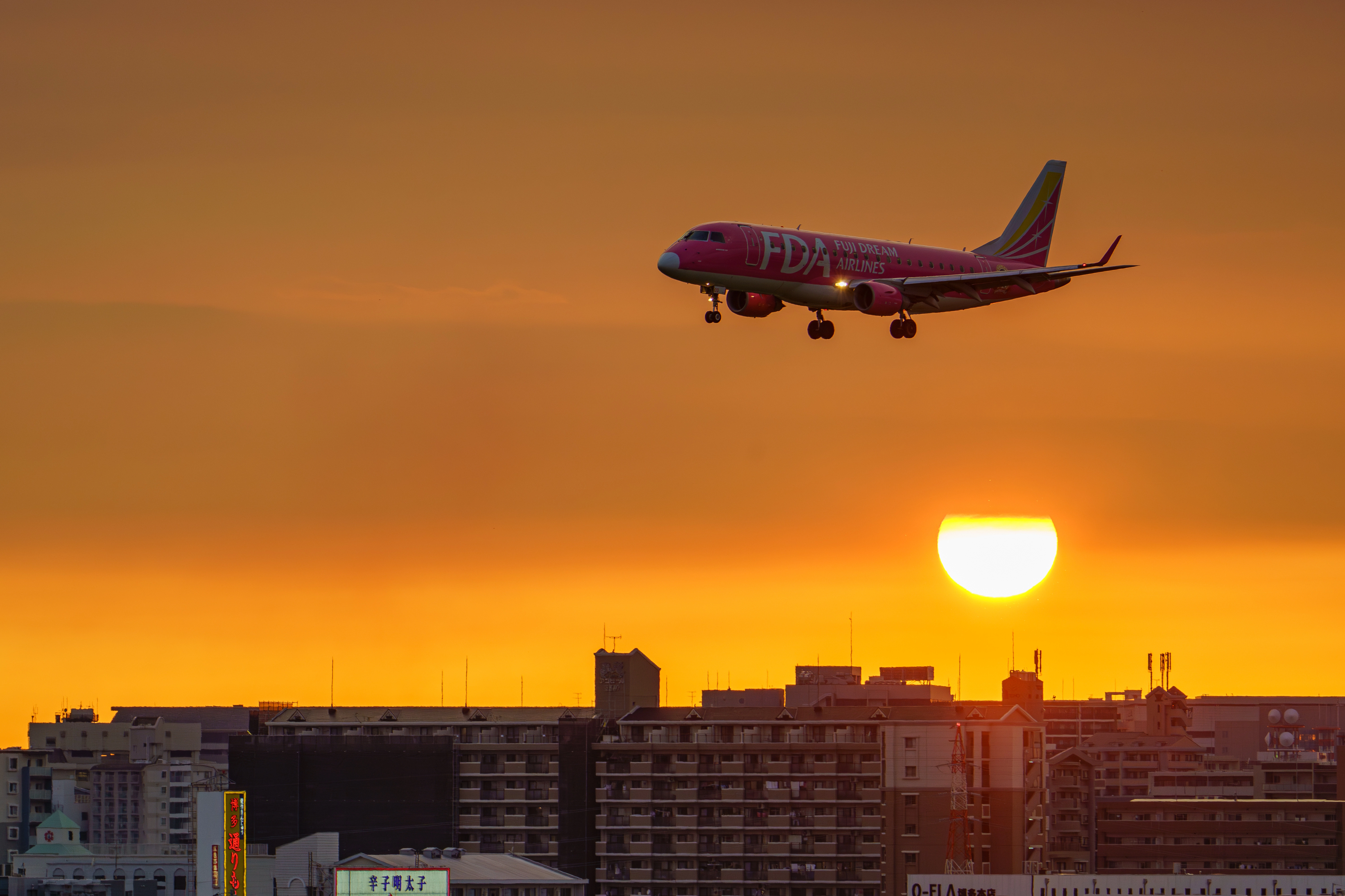 Embraer (EMBJ3): carteira de pedidos no 4T25 tem alta de 20% e chega a recorde de US$ 31,6 bilhões