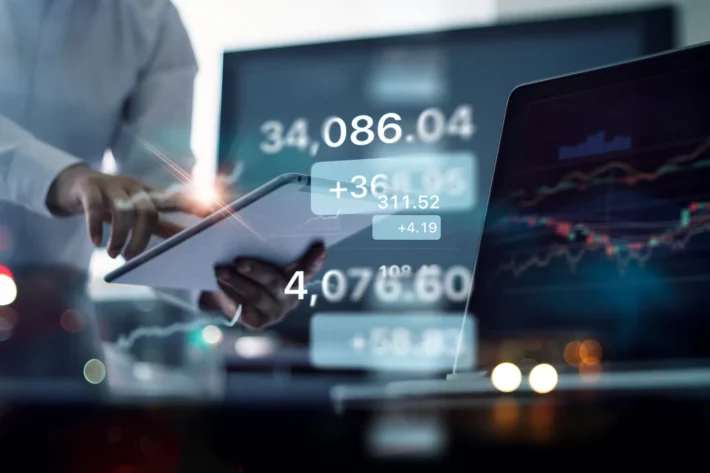 Investidores acompanham o relat&oacute;rio de emprego dos EUA, principal indicador da semana para expectativas de juros. (Foto: Adobe Stock)