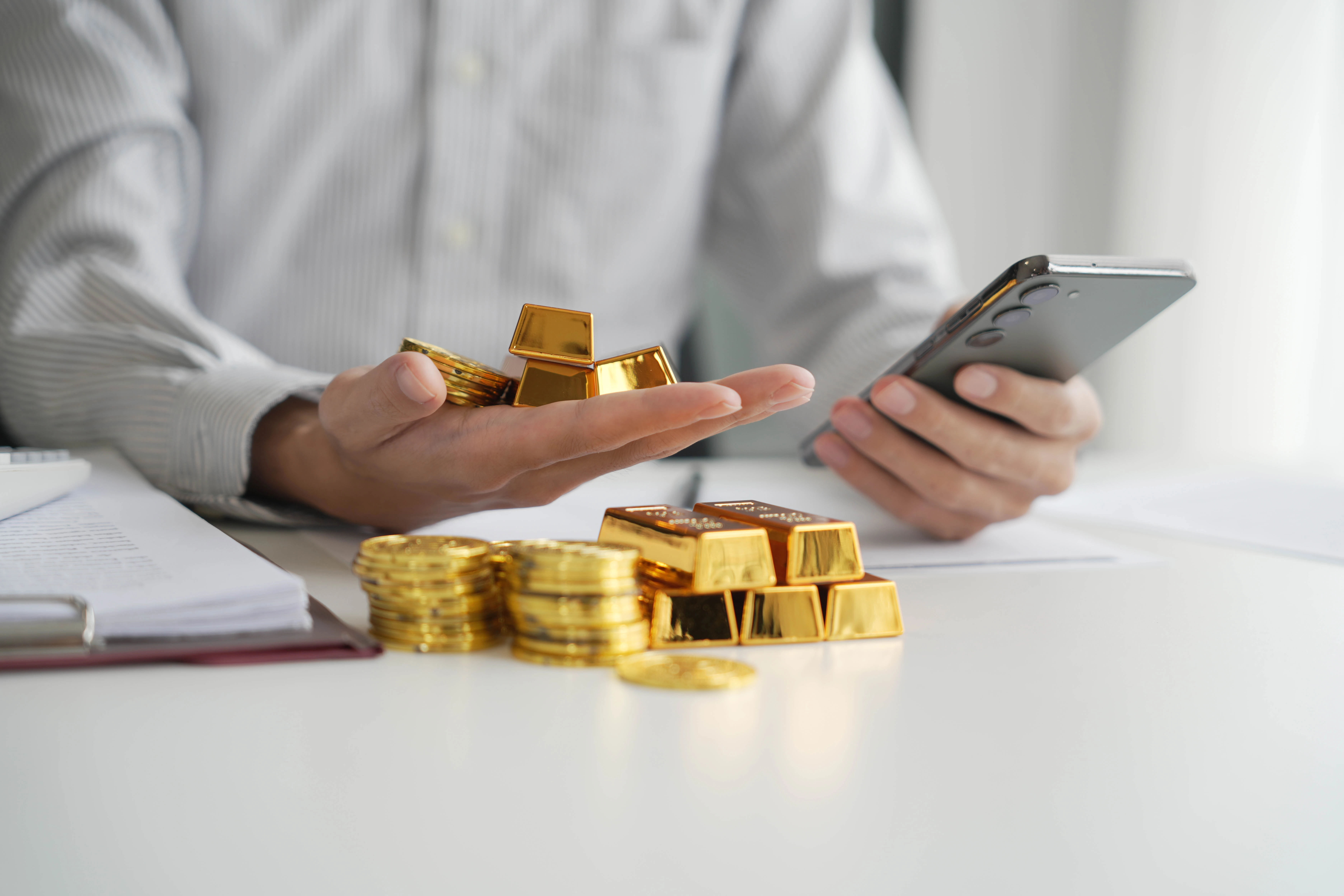 Ouro fecha semana em alta após payroll e tensões geopolíticas; prata dispara