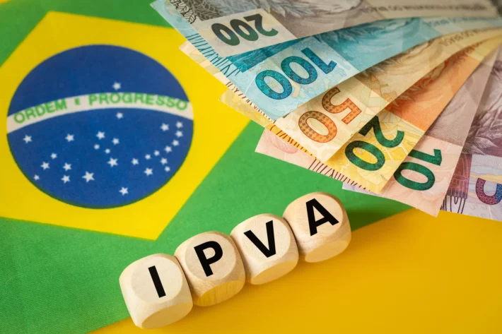 O IPVA vence logo no in&iacute;cio do ano e, sem planejamento pr&eacute;vio, pode se somar a outras despesas de janeiro e pressionar o or&ccedil;amento das fam&iacute;lias. (Foto: Adobe Stock)