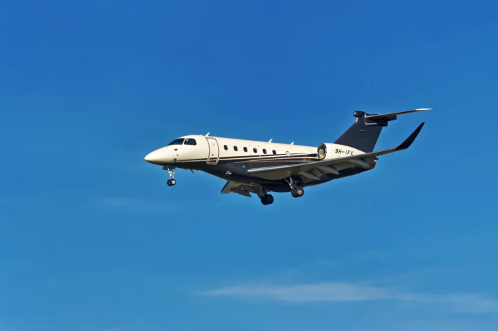 Aeronave da Embraer: ap&oacute;s um 2025 de consolida&ccedil;&atilde;o operacional, bancos veem espa&ccedil;o para reprecifica&ccedil;&atilde;o das a&ccedil;&otilde;es em 2026, apoiada por defesa, d&oacute;lar e backlog robusto. (Foto: Adobe Stock)