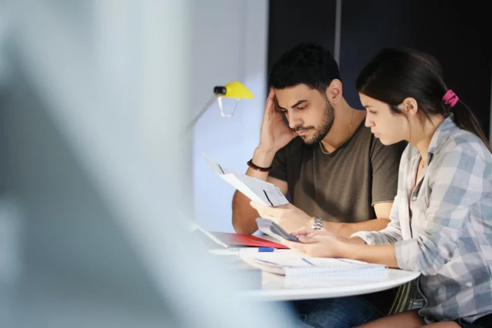 Aumento do endividamento das fam&iacute;lias acontece num contexto crescimento t&iacute;mido da economia e juros altos. Foto: AdobeStock