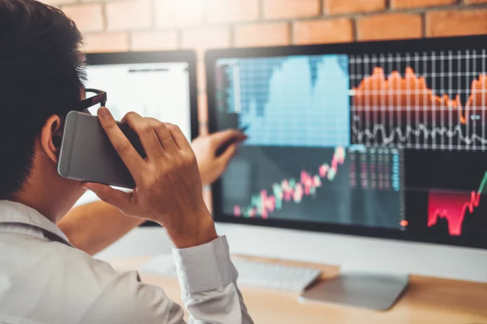 Bolsas internacionais operam sob press&atilde;o no in&iacute;cio da semana, em meio a tens&otilde;es comerciais, menor liquidez nos EUA e expectativa por indicadores econ&ocirc;micos globais. (Foto: Adobe Stock)