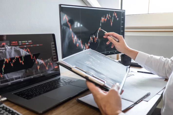 Mercados globais monitoram indicadores de atividade, infla&ccedil;&atilde;o e decis&otilde;es de pol&iacute;tica monet&aacute;ria no encerramento da semana. (Foto: Adobe Stock)