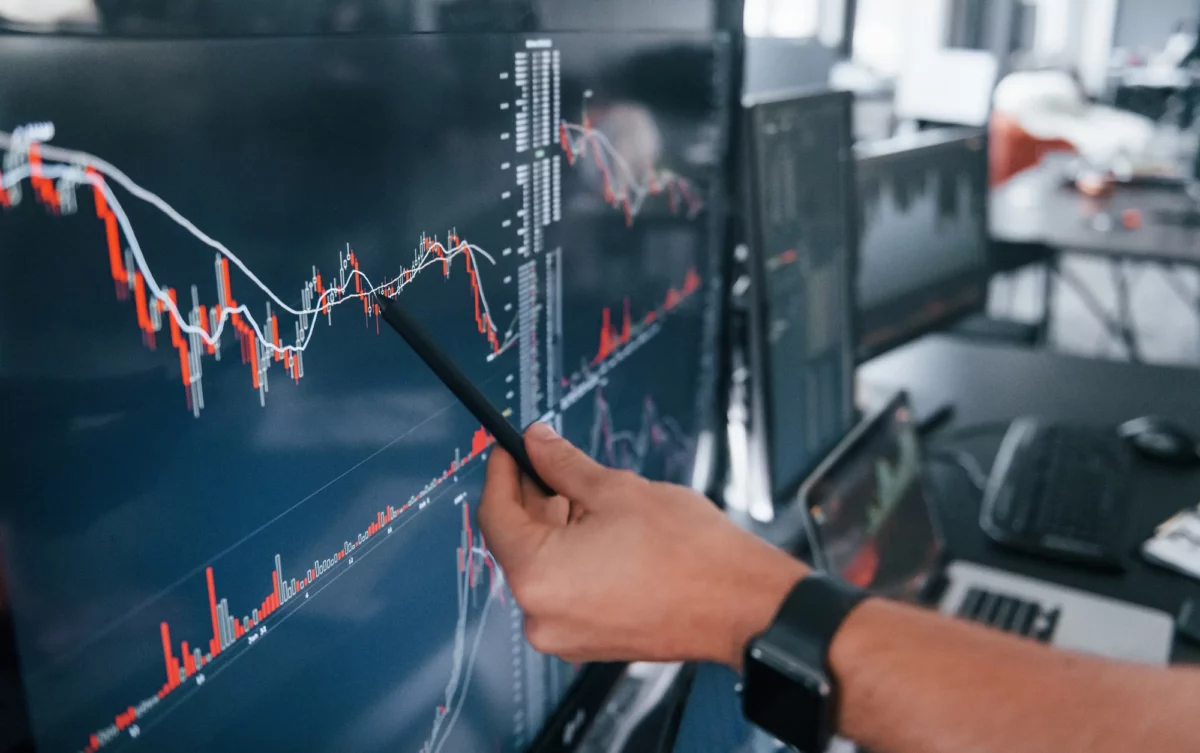 “Sell America” ganha força: futuros de NY caem, dólar recua e ouro supera US$ 5 mil