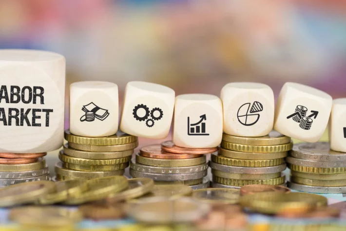 Relat&oacute;rio de emprego dos EUA trouxe sinais contradit&oacute;rios e refor&ccedil;ou a cautela do Fed sobre o in&iacute;cio de um ciclo mais r&aacute;pido de cortes de juros. (Foto: Adobe Stock)