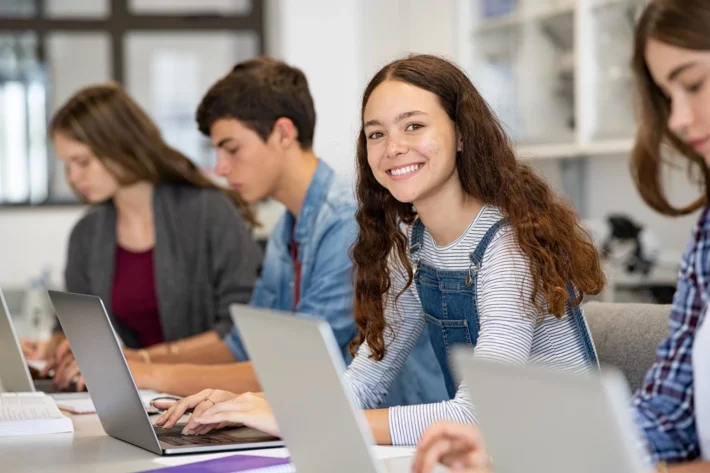 Escolas de elite no Brasil oferecem ensino bil&iacute;ngue ou tril&iacute;ngue, diplomas internacionais e prepara&ccedil;&atilde;o para universidades de prest&iacute;gio, a um custo acess&iacute;vel a poucos. (Foto: Adobe Stock)