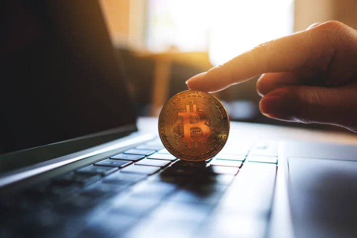 Bitcoin avan&ccedil;a ap&oacute;s investiga&ccedil;&atilde;o do DoJ contra Jerome Powell reacender d&uacute;vidas sobre a independ&ecirc;ncia do Fed. Criptomoeda se beneficia da press&atilde;o sobre o d&oacute;lar. (Imagem: Adobe Stock) 