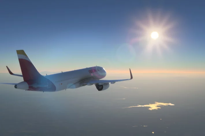 LATAM e Iberia ampliam acordo de fidelidade e passam a reconhecer benef&iacute;cios entre seus programas, como lounges, bagagem extra e prioridade em voos entre a Am&eacute;rica do Sul e a Europa. (Imagem: Adobe Stock) 