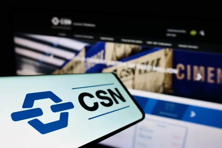 CSN aposta na venda de ativos de cimento e infraestrutura para reduzir alavancagem, mas investidores cobram execu&ccedil;&atilde;o concreta. (Foto: Adobe Stock)