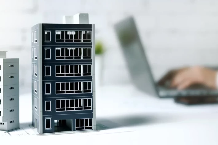 De um lado, a Multiplan recicla capital em ativo maduro; do outro, o TEPP11 aposta em pr&eacute;dio cl&aacute;ssico para gerar valor com gest&atilde;o ativa. (Foto: Adobe Stock)