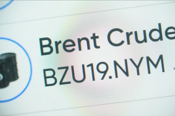 Departamento de Energia dos EUA eleva proje&ccedil;&atilde;o do Brent para US$ 56 em 2026, mas estima recuo para US$ 54 em 2027 com oferta global abundante. (Imagem: Adobe Stock) 
