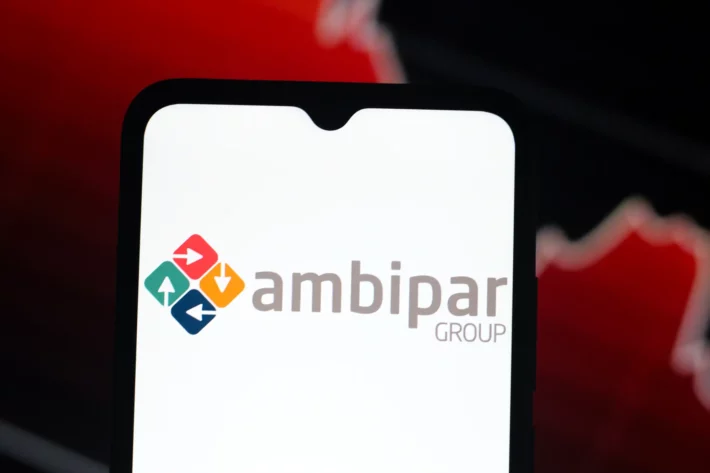 A Ambipar (AMBP3) anunciou mudan&ccedil;as em sua administra&ccedil;&atilde;o, com a nomea&ccedil;&atilde;o de Renato Ferreira dos Santos como novo diretor de Rela&ccedil;&otilde;es com Investidores e a reelei&ccedil;&atilde;o da diretoria para o tri&ecirc;nio 2026&ndash;2028. (Imagem: Adobe Stock) 