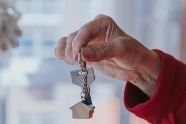 O benef&iacute;cio tamb&eacute;m &eacute; v&aacute;lido para aposentados que vivem de aluguel. (Foto: Adobe Stock)