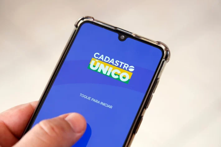 Programa P&eacute;-de-Meia deposita incentivos financeiros para estudantes da rede p&uacute;blica que mant&ecirc;m frequ&ecirc;ncia escolar e cadastro atualizado no Cad&Uacute;nico. (Foto: Adobe Stock)