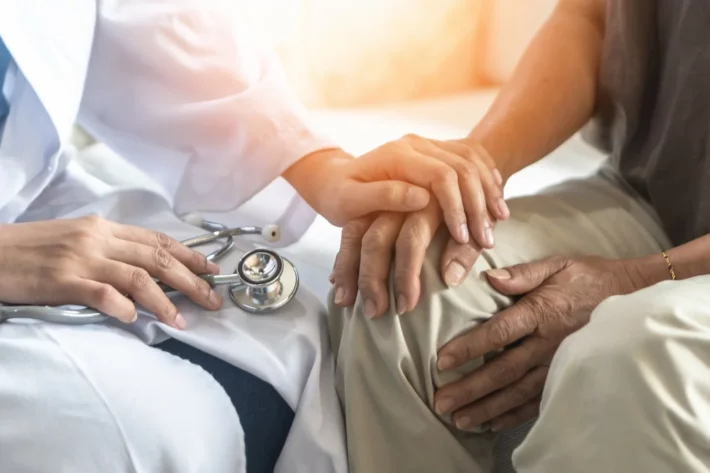 O n&uacute;mero de fus&otilde;es e aquisi&ccedil;&otilde;es no mercado de sa&uacute;de suplementar subiu 37% at&eacute; setembro de 2025, com 22 opera&ccedil;&otilde;es envolvendo hospitais e laborat&oacute;rios, segundo levantamento da KPMG. (Imagem: Adobe Stock)