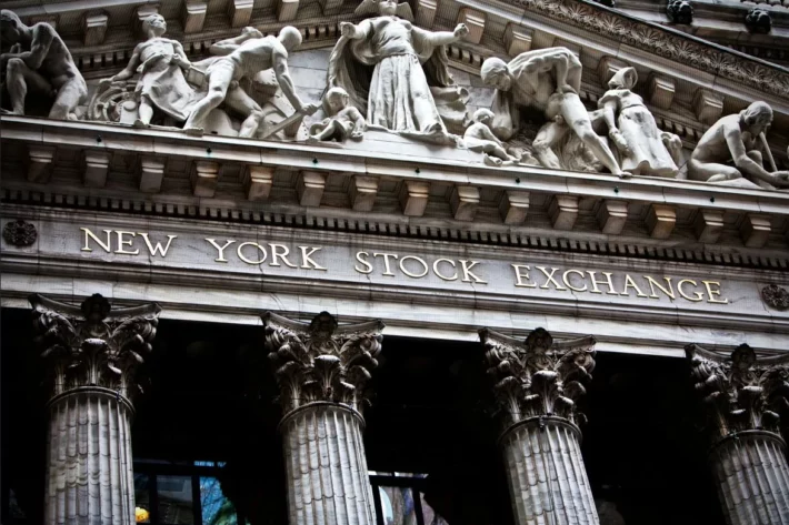 A NYSE trabalha em uma nova plataforma digital para negocia&ccedil;&atilde;o de tokens 24 horas por dia, com liquida&ccedil;&atilde;o instant&acirc;nea, ordens em d&oacute;lares e uso de tecnologia blockchain e stablecoins. (Imagem: Adobe Stock) 