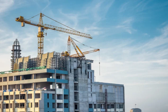 As a&ccedil;&otilde;es da Direcional recuam mais de 5% ap&oacute;s a divulga&ccedil;&atilde;o das pr&eacute;vias operacionais do quarto trimestre de 2025. O Citi aponta vendas fracas no per&iacute;odo, apesar da gera&ccedil;&atilde;o recorde de caixa pela construtora. (Imagem: Adobe Stock) 