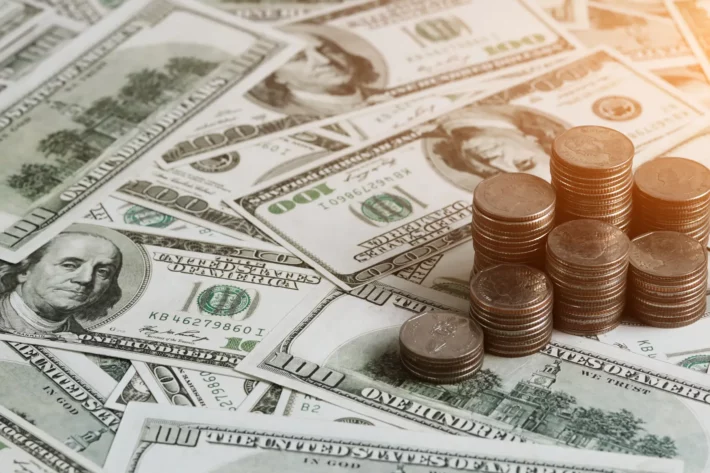 Para o presidente dos EUA, o d&oacute;lar fraco pode favorecer exporta&ccedil;&otilde;es, emprego e narrativas pol&iacute;ticas, mesmo ao custo de eros&atilde;o gradual da confian&ccedil;a na moeda. (Foto: Adobe Stock)