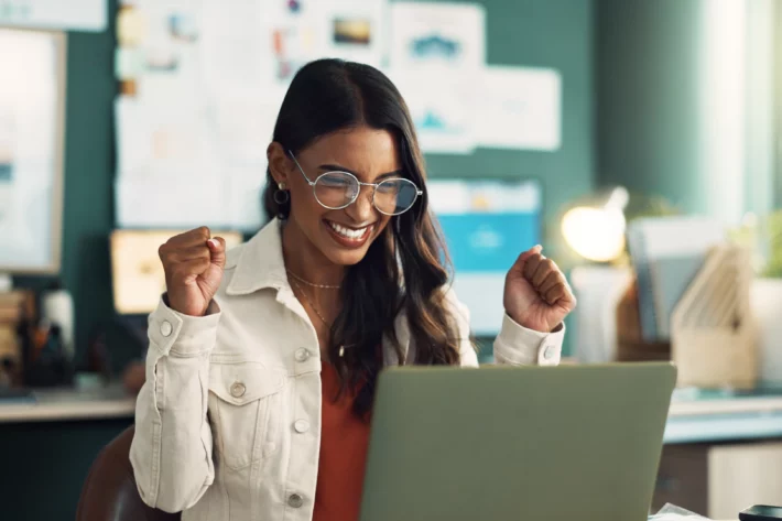 A transmiss&atilde;o ao vivo ocorreu por volta das 21h. (Foto: Adobe Stock)