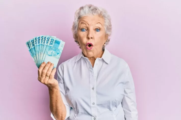 O piso previdenci&aacute;rio neste ano &eacute; de R$ 1.621,00. (Foto: Adobe Stock)