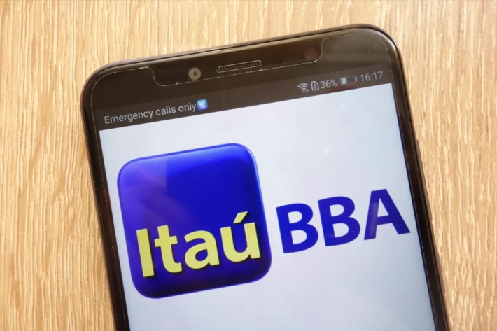 Segundo relat&oacute;rio do Ita&uacute; BBA, 2026 pode come&ccedil;ar com criptomoedas em pontos de compra, especialmente para opera&ccedil;&otilde;es de curto prazo. O banco destaca a recupera&ccedil;&atilde;o de dezembro e o suporte do bitcoin em R$ 450 mil. (Imagem: Adobe Stock) 
