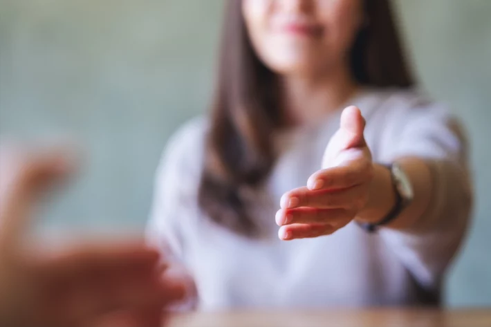 Dizer n&atilde;o &eacute; f&aacute;cil, mas sustentar um sim exige maturidade, disciplina e responsabilidade. Um texto sobre escolhas, dinheiro, carreira e o desafio de manter compromissos ao longo do ano. (Imagem: Adobe Stock) 