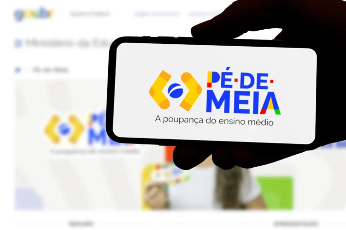 Programa P&eacute;-de-Meia funciona como uma poupan&ccedil;a estudantil e prev&ecirc; pagamentos para alunos que conclu&iacute;ram o ensino m&eacute;dio e participaram do Enem. (Foto: Adobe Stock)